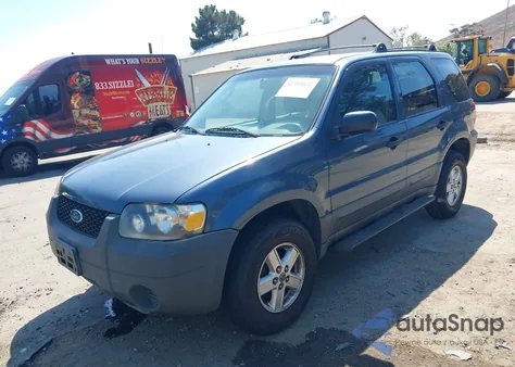 2005 Ford Escape Xls z USA, uszkodzony, nr VIN 1FMYU02Z55KA35384
